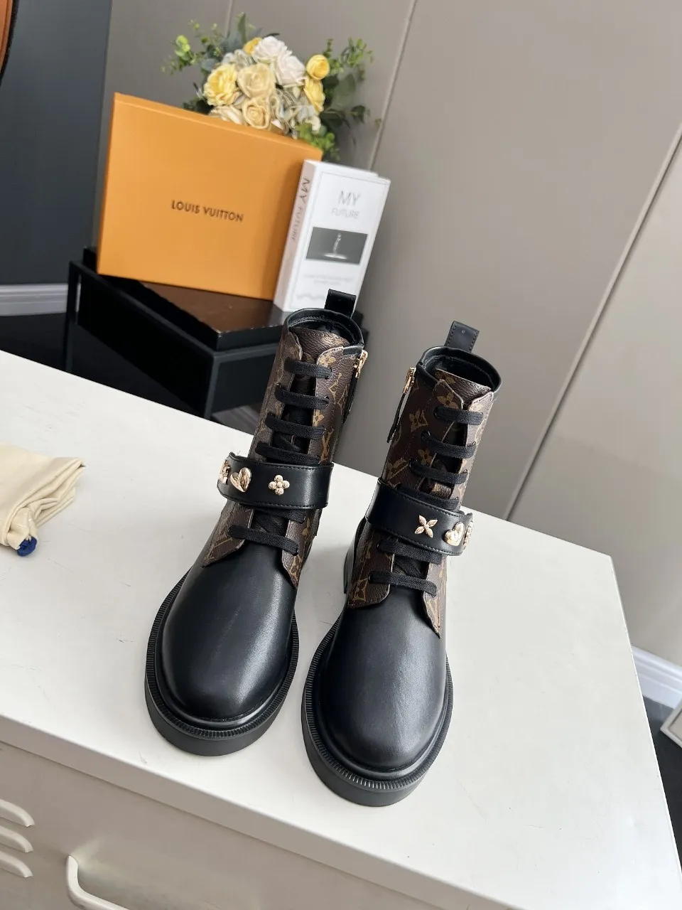 👟👟Ex-factory price 520👟👟 The cabinet is in sync with the high-end product quality of LV and Louis Vuitton. It is a hot model that has been out of stock many times through purchasing. The upper is hollow and carved, and it is dazzling. The fabric is made of imported calfskin. Sheepskin lining, sheepskin foot pads, original molded outsole. It looks great on your feet and is super cool! The real thing is more beautiful. Sizes 35-40 and 41 can be customized, new colors will be updated gradually
